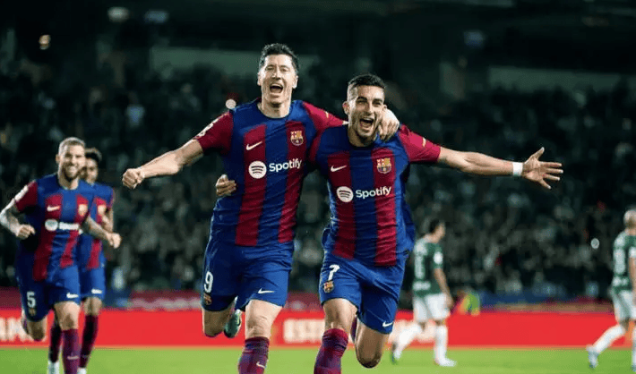 包含球场竞争激烈升级，欧洲豪门实力碰撞的词条