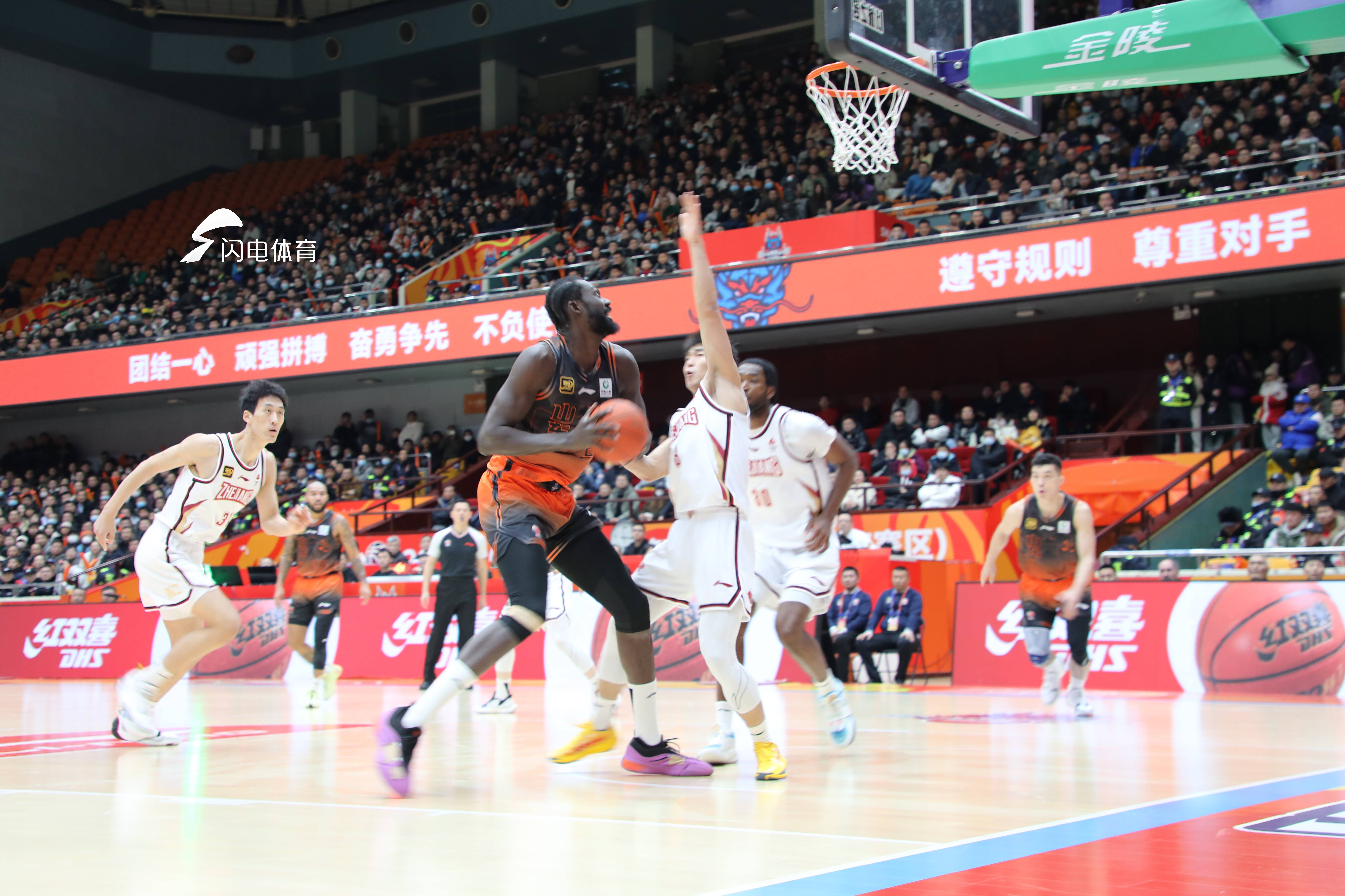 爱游戏-北京男篮全员战意昂扬，备战半决赛鏖战！