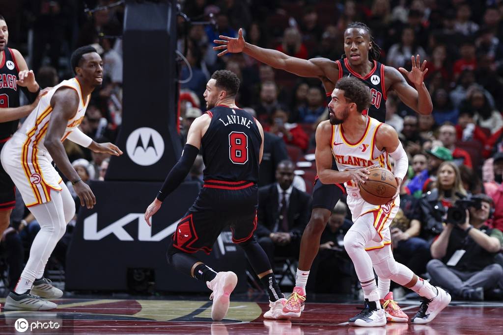 老鹰队客场击败对手，特雷-杨三分球连开的简单介绍