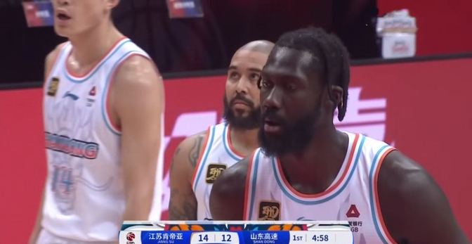 爱游戏-山东队险胜江苏男篮，艰难取得胜利