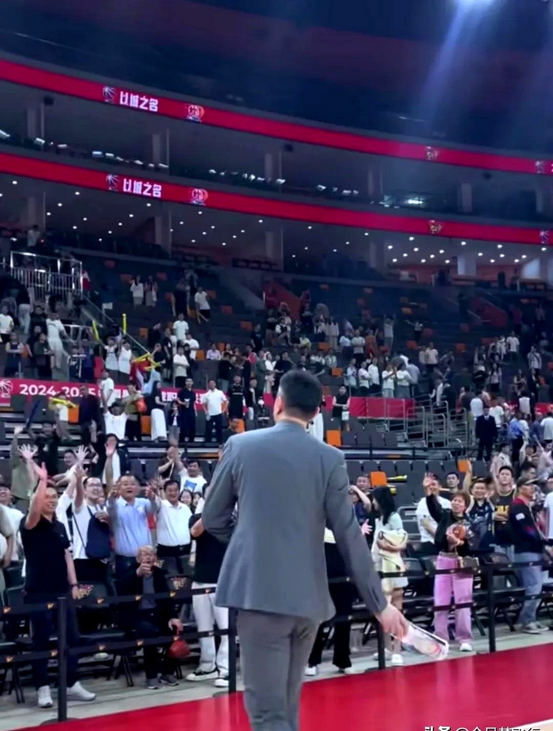 劲敌对决，现场球迷掌声雷动，热情不减