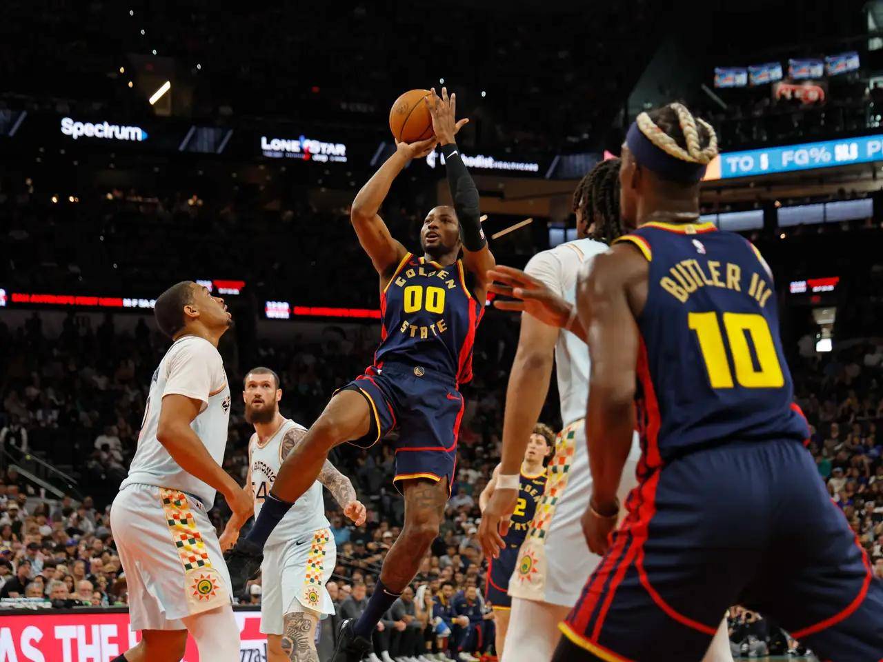 爱游戏官网-包含尼克斯队球员巴雷特连续比赛飚射三分球，助球队获胜的词条