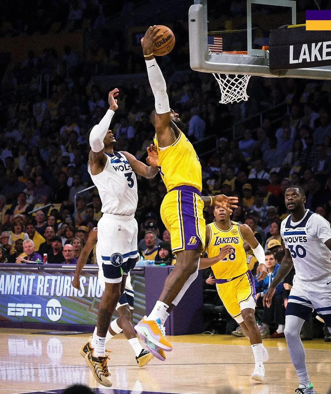 关于美国篮球职业联赛：洛杉矶湖人队险胜晋级的信息