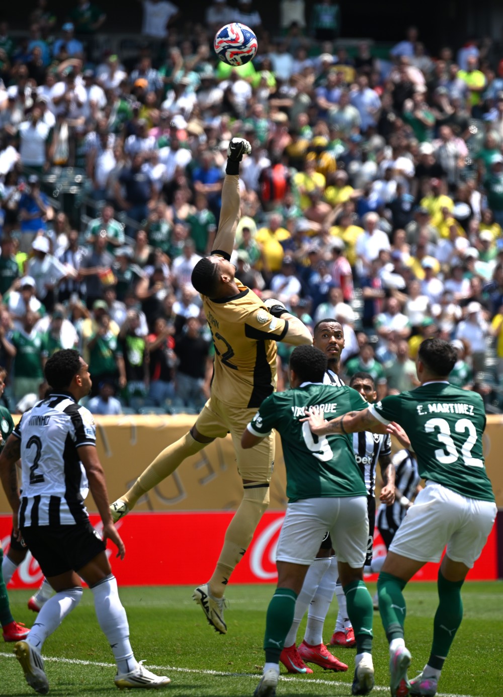 爱游戏官方入口-关于国际足球：胜负悬念战况紧逼的信息